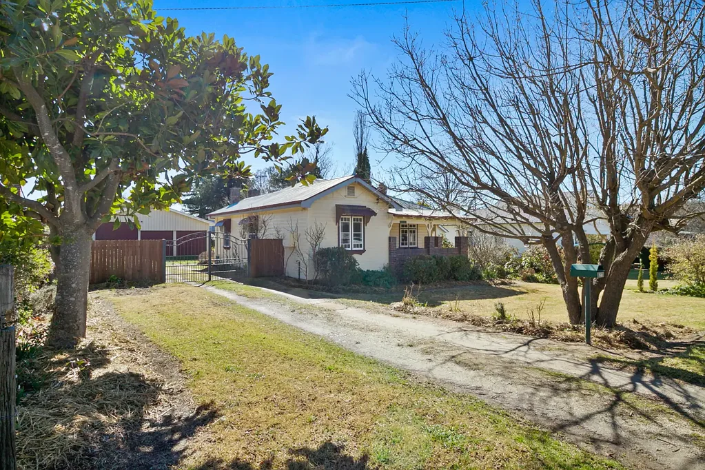Uralla 4 Bedroom Hillview - A Timeless Beauty!