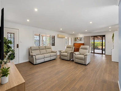 ਰਹਿਣ ਵਾਲਾ ਕਮਰਾ - 7-9 Plover Drive, Eagleby, QLD 4207
