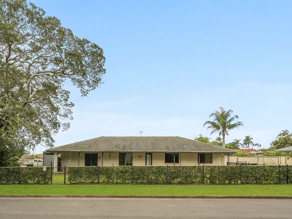 Murrumba Downs 4房 宽敞单层设计 1292m²转角地块 现代厨房石台面 主套房带步入式衣帽间 度假风泳池 大型棚屋双车库 优越社区位置 Spacious Family Living with Pool, Shed & Expansive Entertaining on 1,292m²!