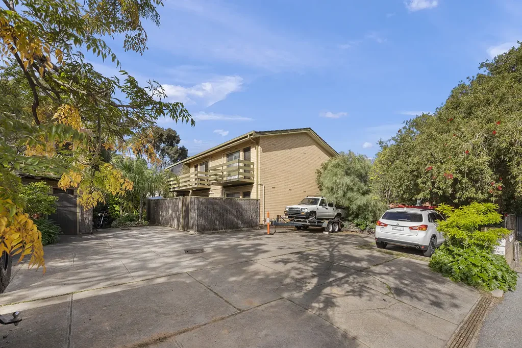 Stylish Townhouse with Dual Courtyards in a Peaceful, Leafy Setting