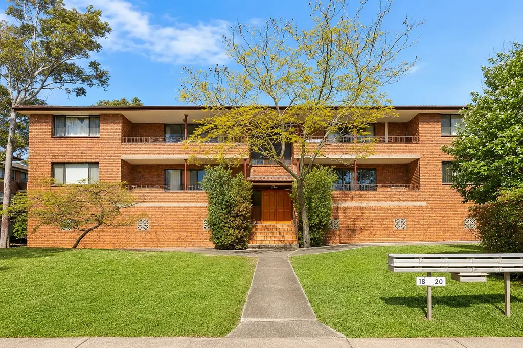 LEAFY OUTLOOK & LIFESTYLE CONVENIENCE!