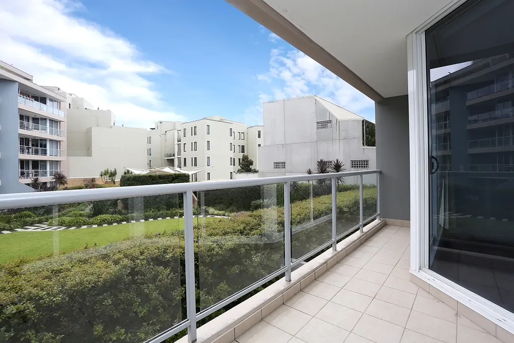 Spacious updated apartment close to Dee Why beach
