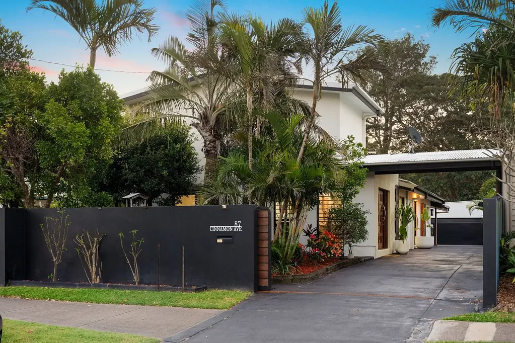 Coolum Beach 3房  Sauna, Pool, Nature at Your Back Gate and Walk to the Beach