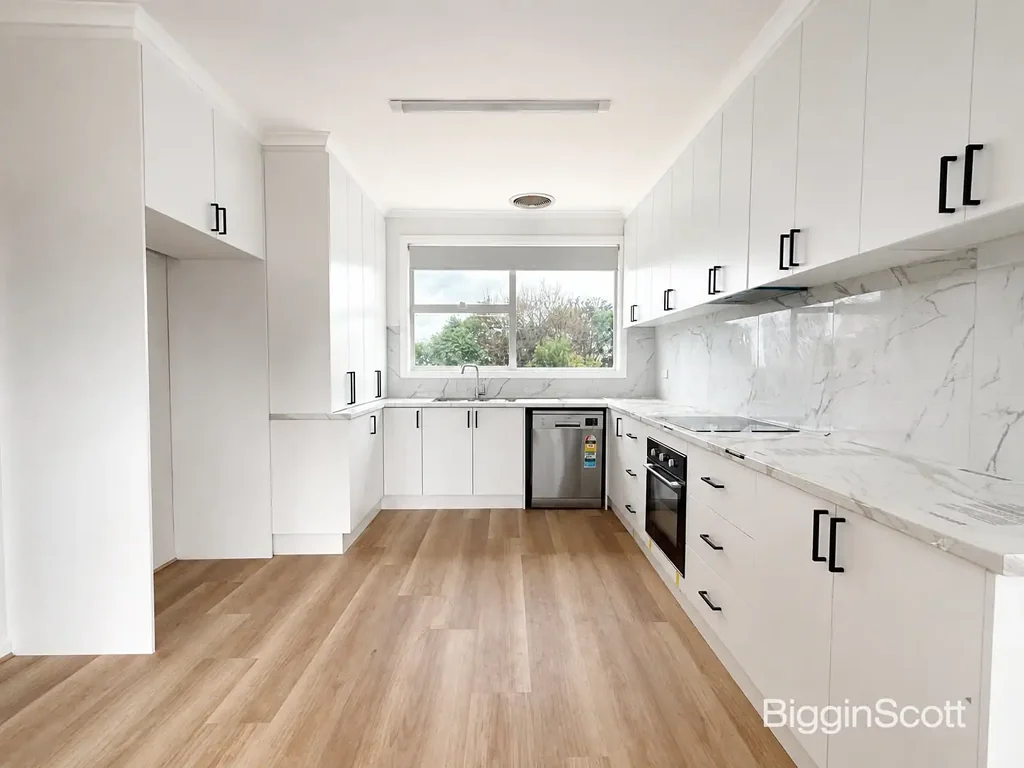 Beautifully Renovated Family Home in Prime Doncaster Location!