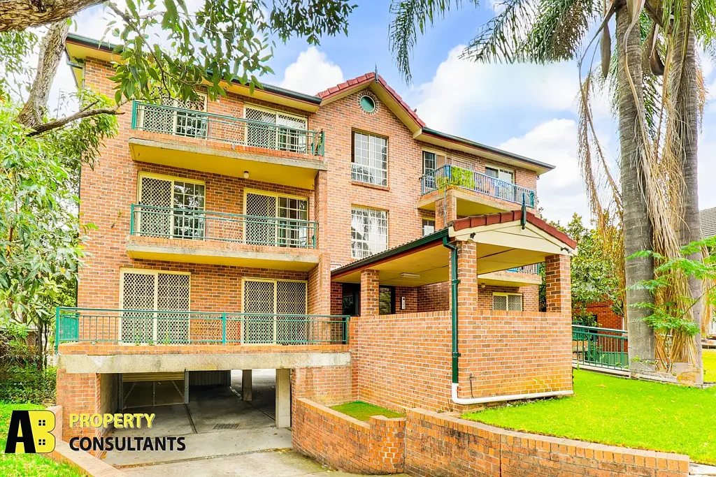 Harris Park 2 Bedroom Freshly Painted 2 bed unit with LUG and close to Harris Park Station