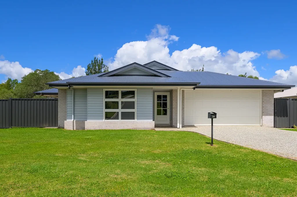 19 Kensington Drive, Southside, QLD 4570