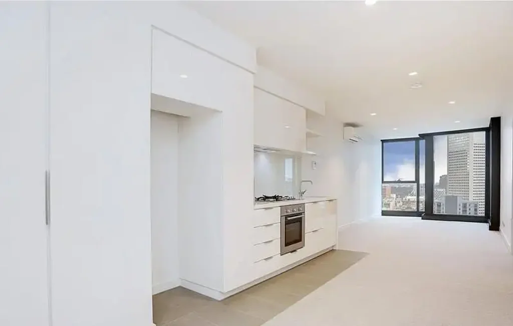 Light filled spacious 2 Bedroom Apartment in the heart of the CBD!