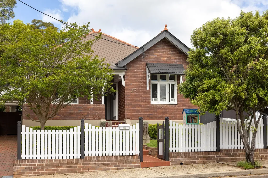 Gladesville 4कमरा Freestanding period family home & poolside entertaining