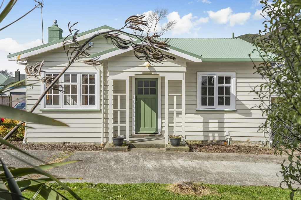 Waiwhetu 3ਬੈੱਡਰੂਮ Cute Character Home With Plenty of Potential