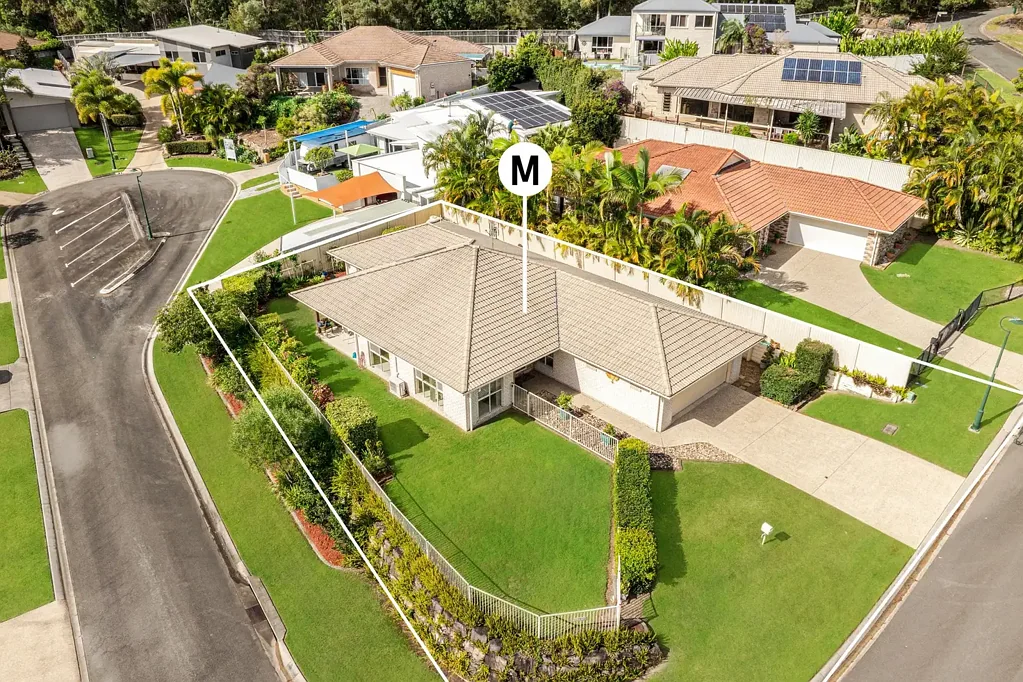 Little Mountain 4غرفة نوم Elevated family home on corner block with dual living zones, year-round coastal breezes and walk to everything lifestyle convenience