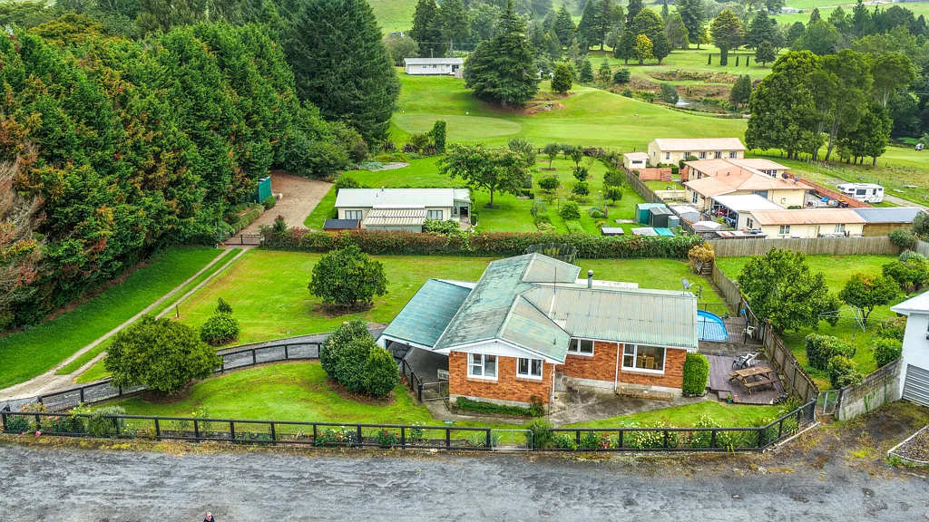 Tirau 3침실 1,838sqm Across Two Titles - Space, Sheds & Views