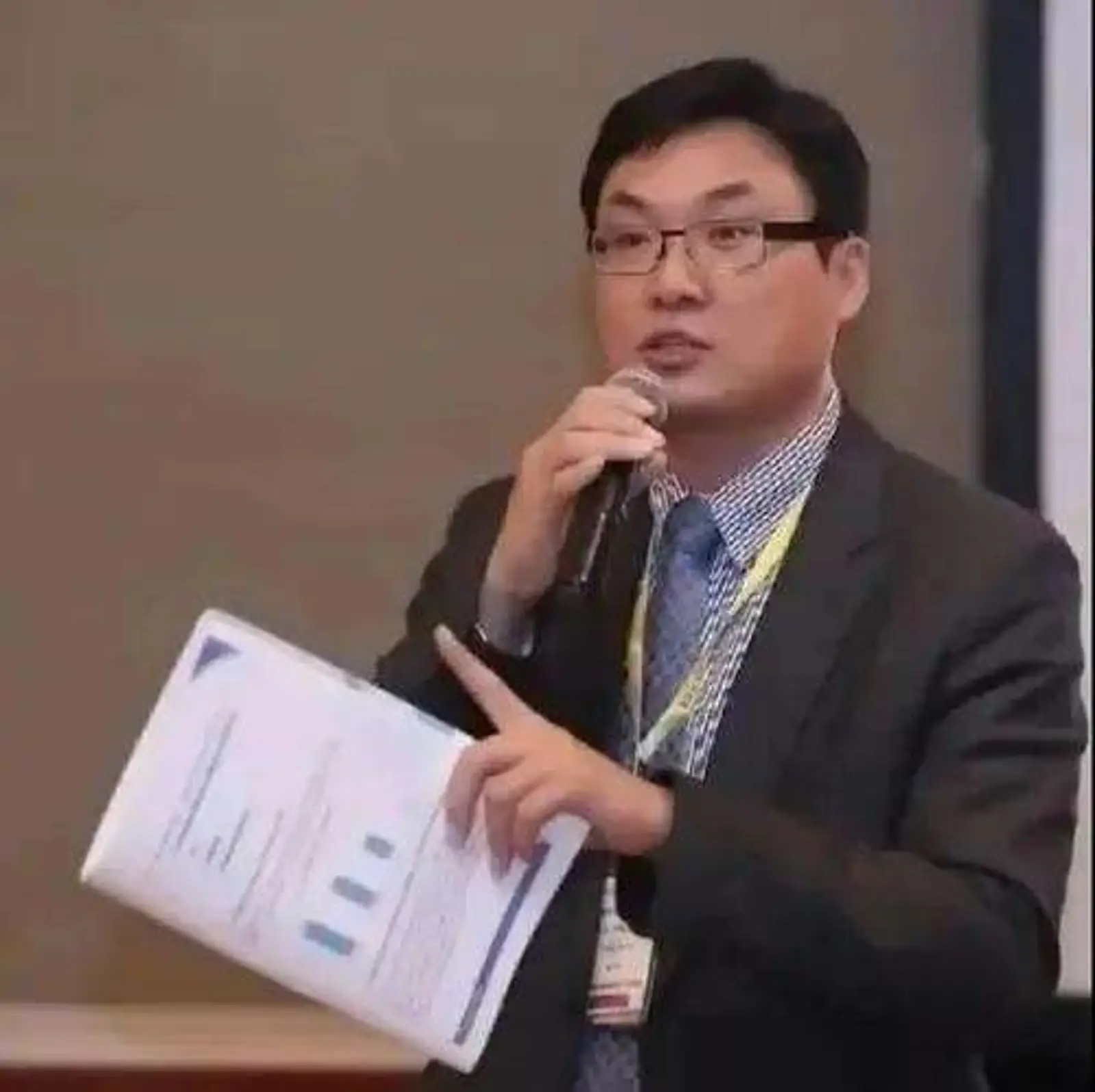 众星为“养父性侵少女”案发声后 这两个词登热搜