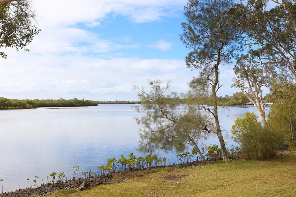 Coombabah 4 Slaapkamer Your Coombabah Water View Escape — Potential-packed, Peaceful & Newly Painted Exterior + Roof