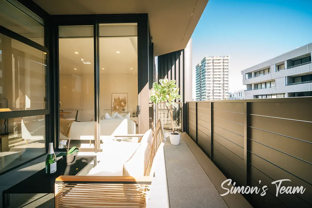 Waterloo 2Phòng ngủ Sun-Drenched Top-Floor – Premium Location, Strong Rental Yield