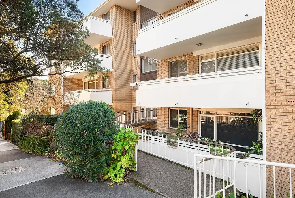 Sun-Drenched Top Floor Apartment with Panoramic Racecourse Views