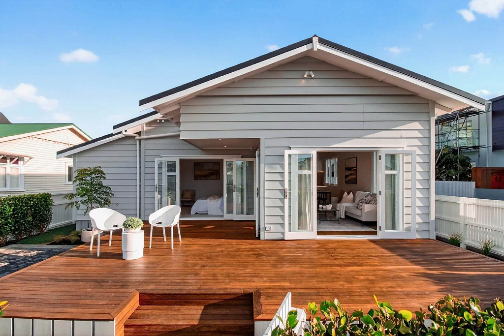 Point Chevalier 3침실 Renovated Bungalow – Sea View, Steps to Beach