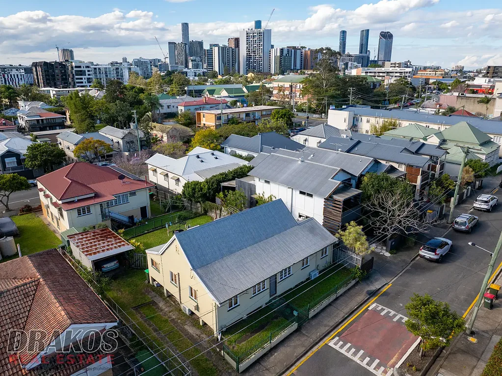 West End 4房 位置优越，无洪水困扰。 Centrally Located, Flood Free.