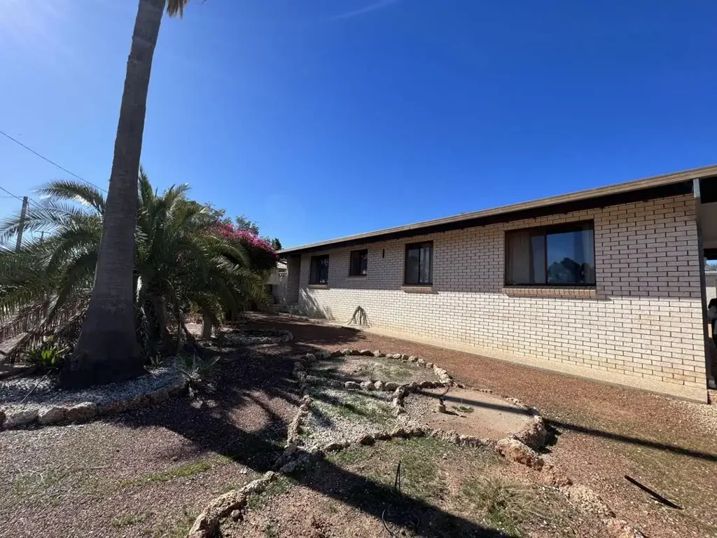 Lightning Ridge 3房  Great location with a pool!