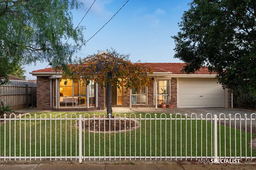 Werribee 4部屋 Listed AS -Park Facing Family Home in Central Werribee !
