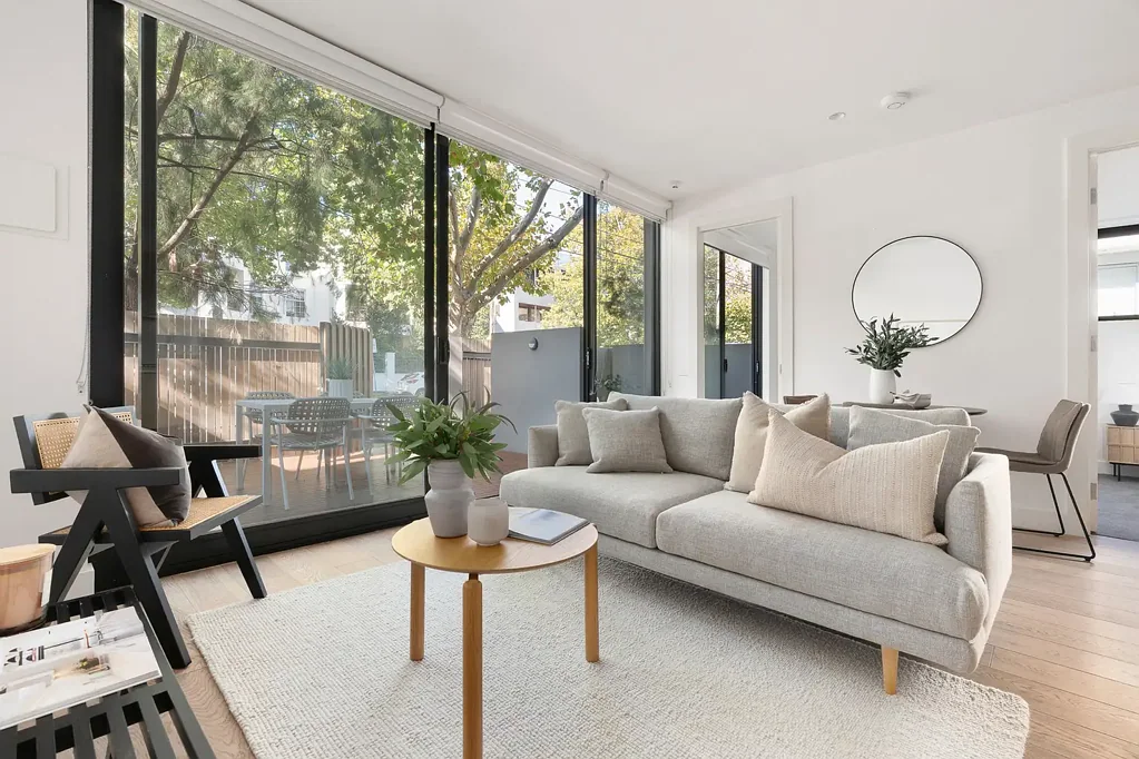 Windsor 2 Bedroom Boutique “Honey Windsor” with Private Courtyard