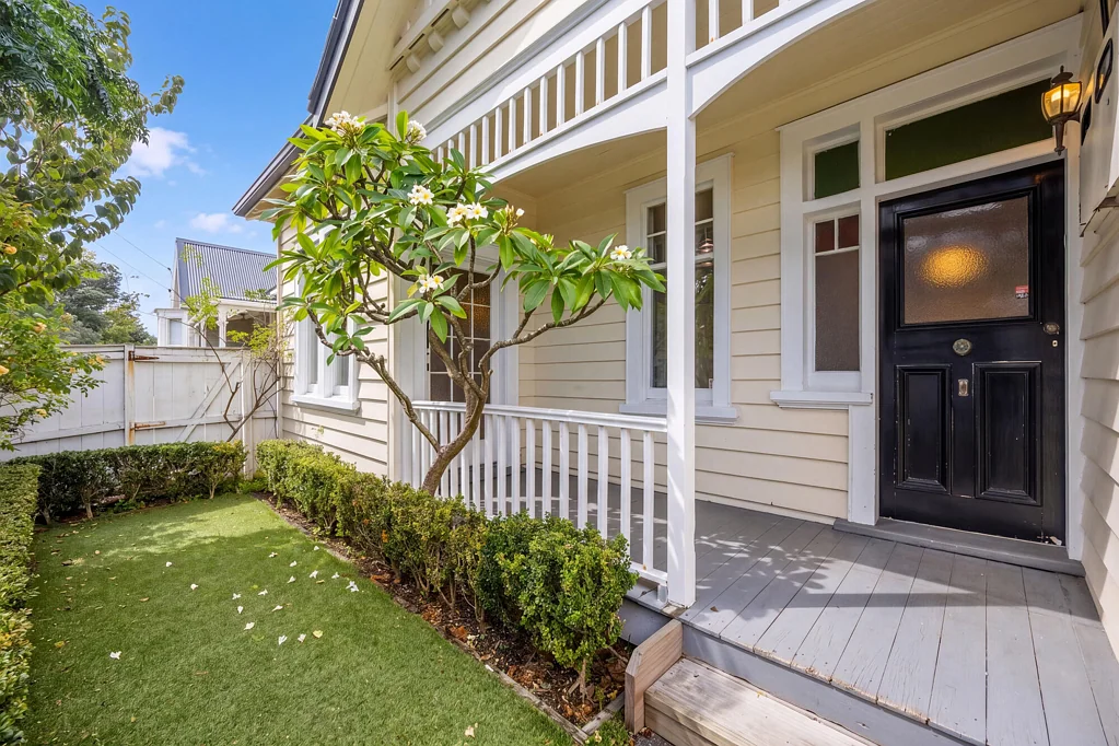 Remuera 3房 坐拥双文法校网！经典魅力住宅，675m²北向地块+MHS分区，享受自然美景与城市便利！ DGZ Classic Character on North-Facing 675m2 Site