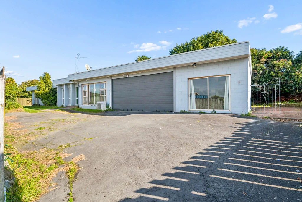 Papakura 4ห้องนอน "AS IS WHERE IS" - RENOVATE OR REBUILD!