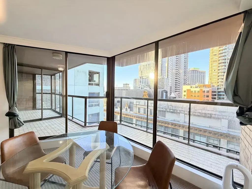 Fully Furnished 2-Bedroom Apartment With Sunroom in Sydney CBD