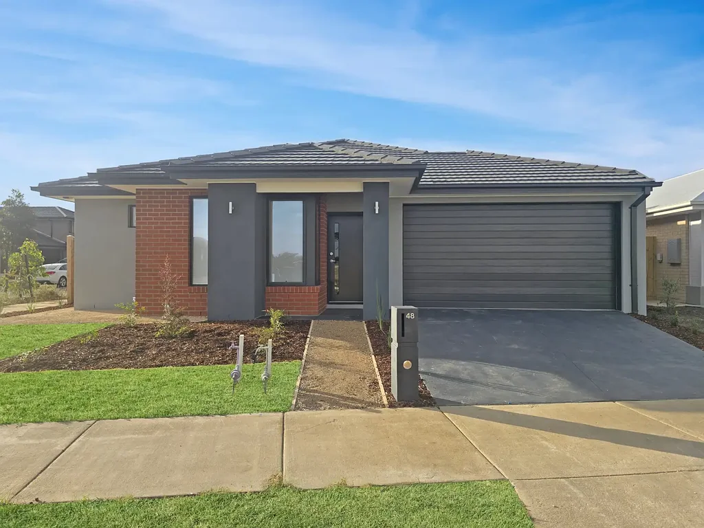Modern Family Living in Armstrong Creek!