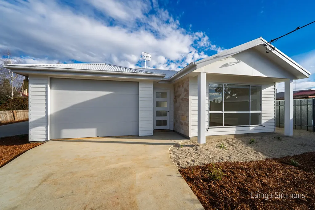 Your Dream Home Awaits: Chic 3-Bed, 2-Bath Unit with Spacious Garage in Armidale!