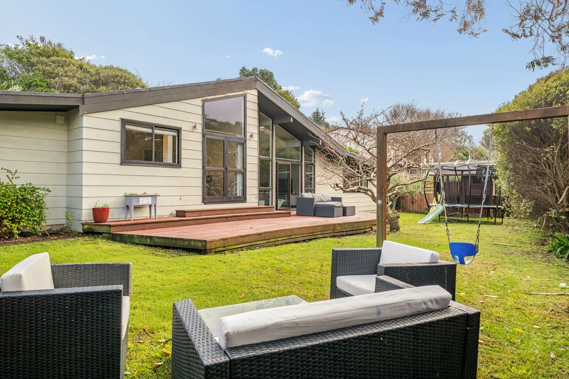 Whitby 3 Bedroom FAMILY LIFE - BACKYARD DELIGHT!