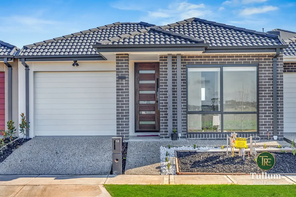 Clyde North 4chambre Modern Luxury Living with Strong Rental Return - Fully Upgraded & Low Maintenance!