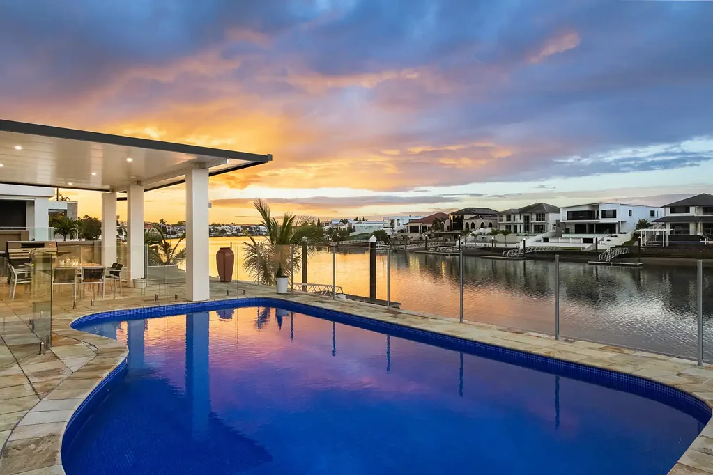 Broadbeach Waters 6房  Spacious North-Facing Family Haven on Main River