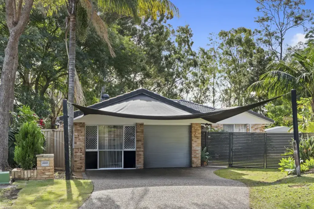 Robina 5房  Exceptional Dual Living Opportunity with Pool, Side Access & Parkland Outlook