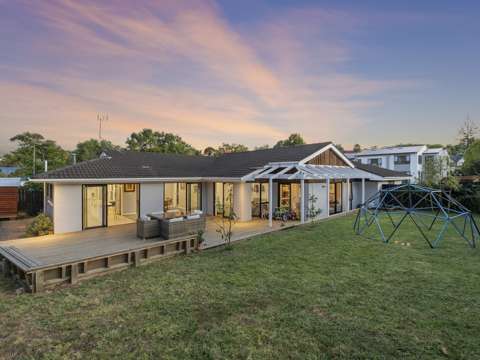Browns Bay 5房  Solid Build - Motivated Seller!