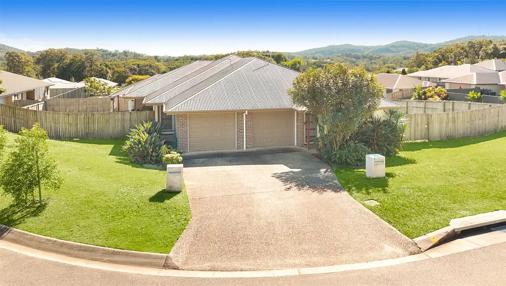 Nambour 5房  Modern Dual Living Opportunity on One Title