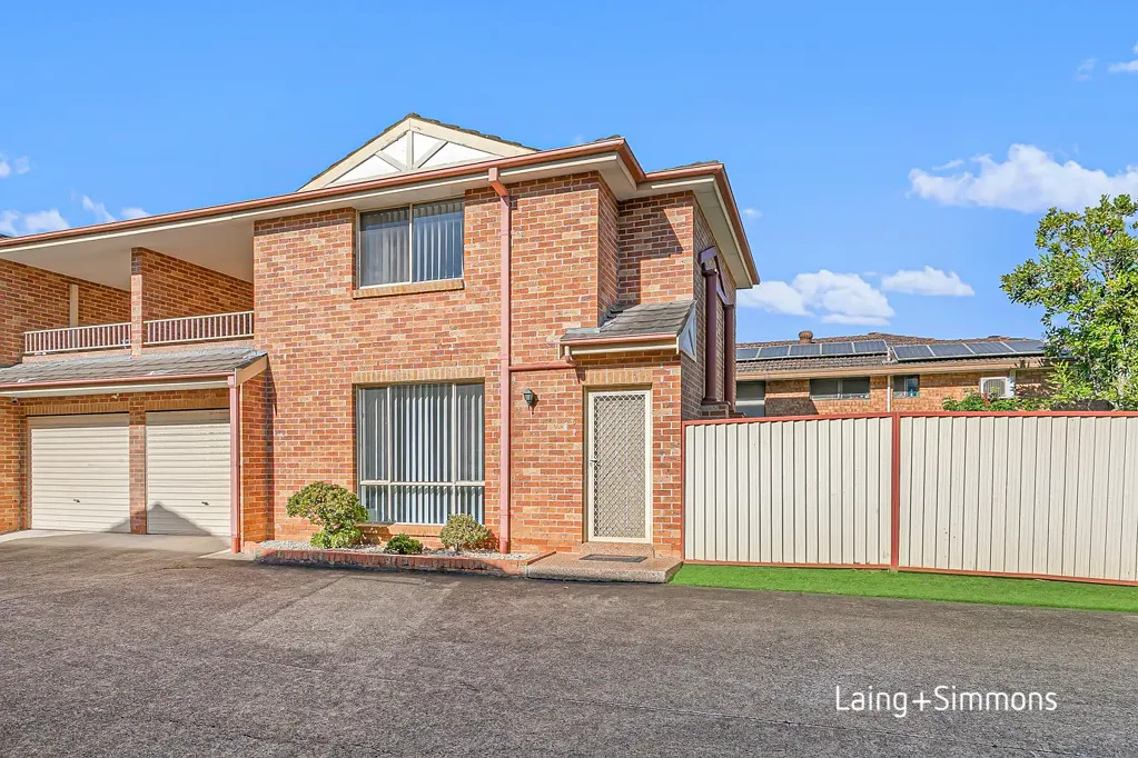 Rooty Hill 2房 Rooty Hill便捷社区 开放式客餐布局 私人后院娱乐 全季遮盖阳台 实用厨房电器 双人卧带储物 全屋空调舒适 低维护生活选 安全车库近车站 Stylishly presented townhouse 1.1km from Rooty Hill station