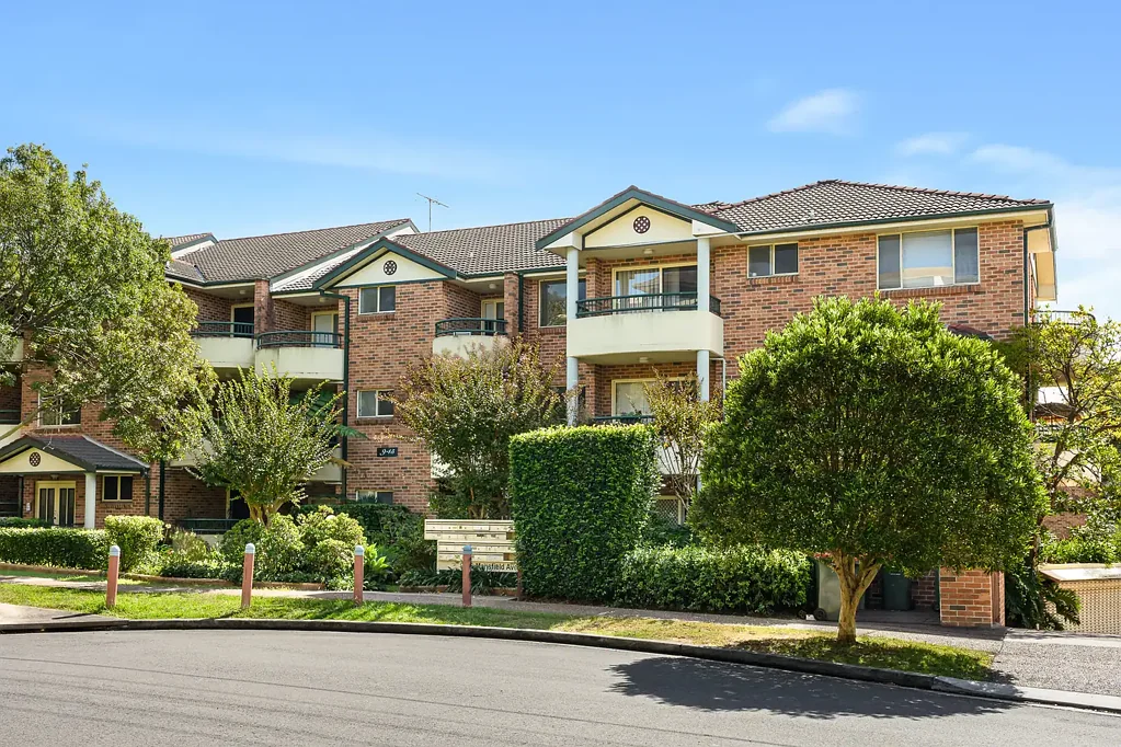 Caringbah 2房 双砖住宅宽敞 采光充足 室内外流动顺畅 低维护生活 蓝带死胡同位置 步行至购物餐饮学校 Comfort & Lifestyle Convenience in a Prime Setting