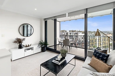 Dee Why 1chambre North-Facing Sunlit Sophistication with Sweeping Dee Why and Ocean Views