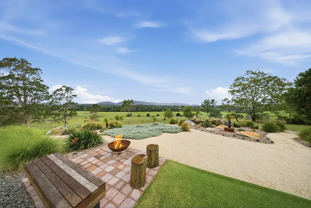 Clarence Town 4ห้องนอน Country Retreat with Resort-Style Living and Breathtaking Views