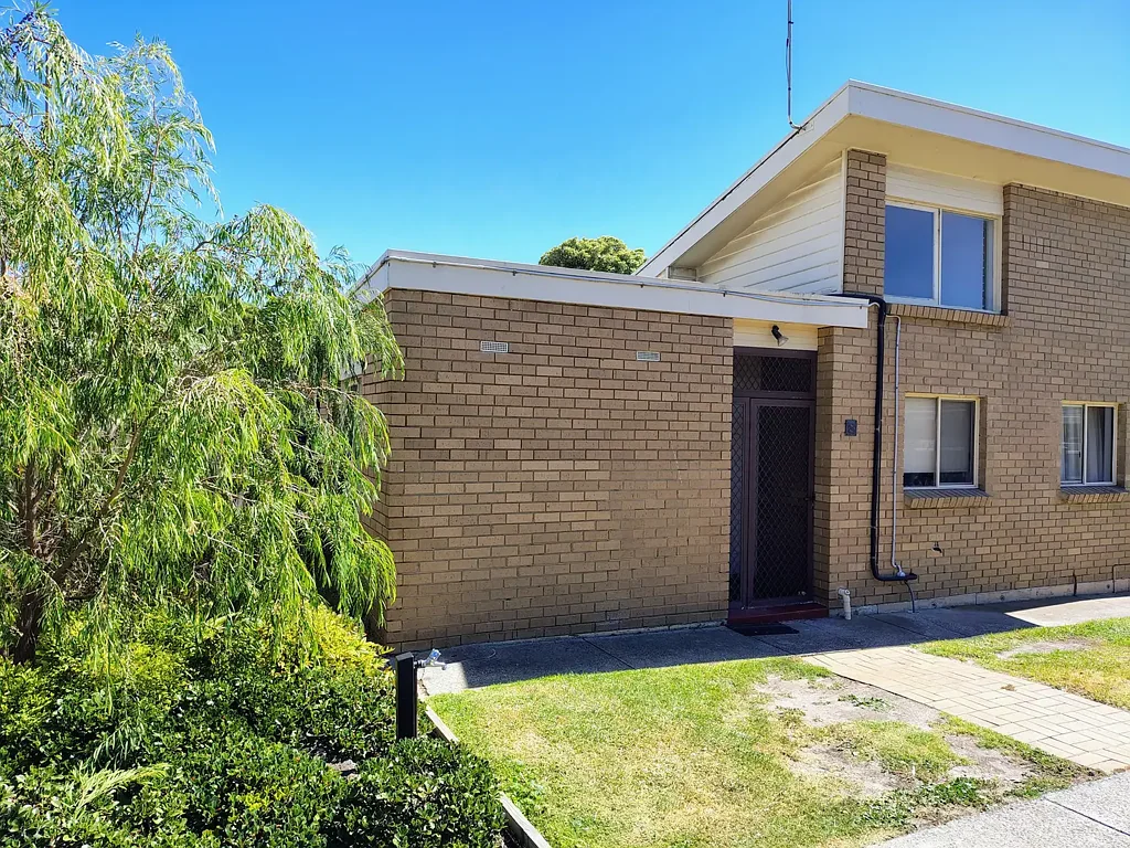 Recently renovated 2 bedroom unit close to the shops and beach