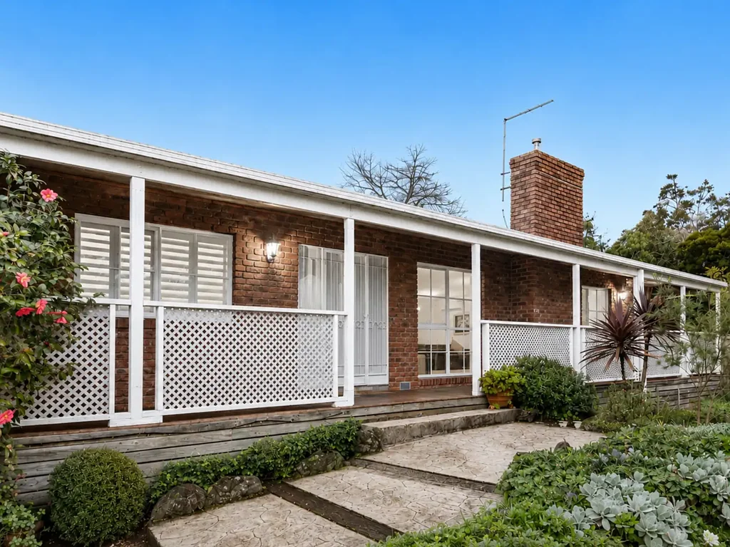 Wantirna South 4房 永恒农舍魅力，卓越户外吸引力 Timeless Farmhouse Charm with Exceptional Outdoor Appeal