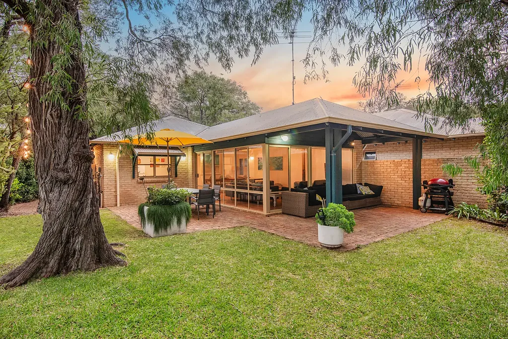Quindalup 3બેડરૂમ UNDER OFFER - Classic Beach House Charm Only Metres To Quindalup Beach