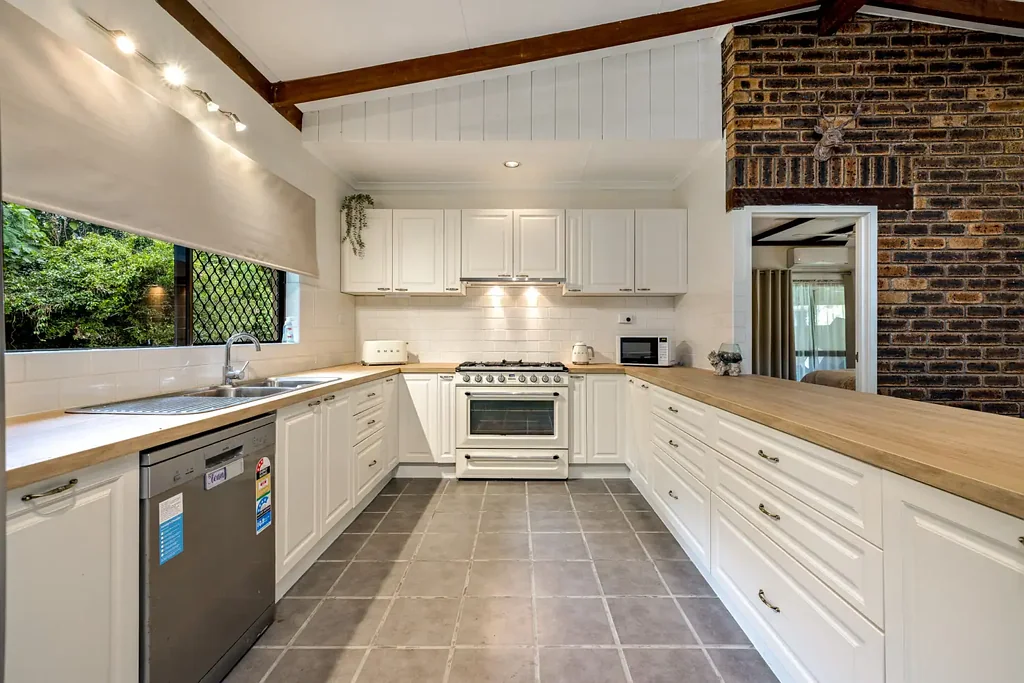 Edmonton 3બેડરૂમ Three Bedroom, Two Bathroom Family Home on Large Block