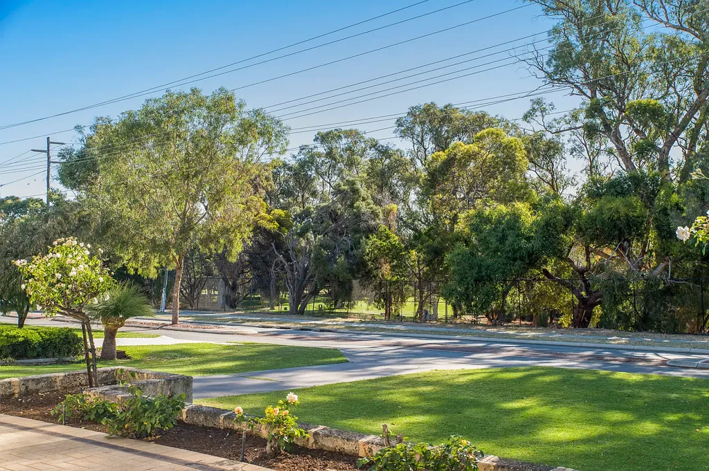 Karrinyup 4 Slaapkamer Walk to the beach, the school - or buggy to the golf course!