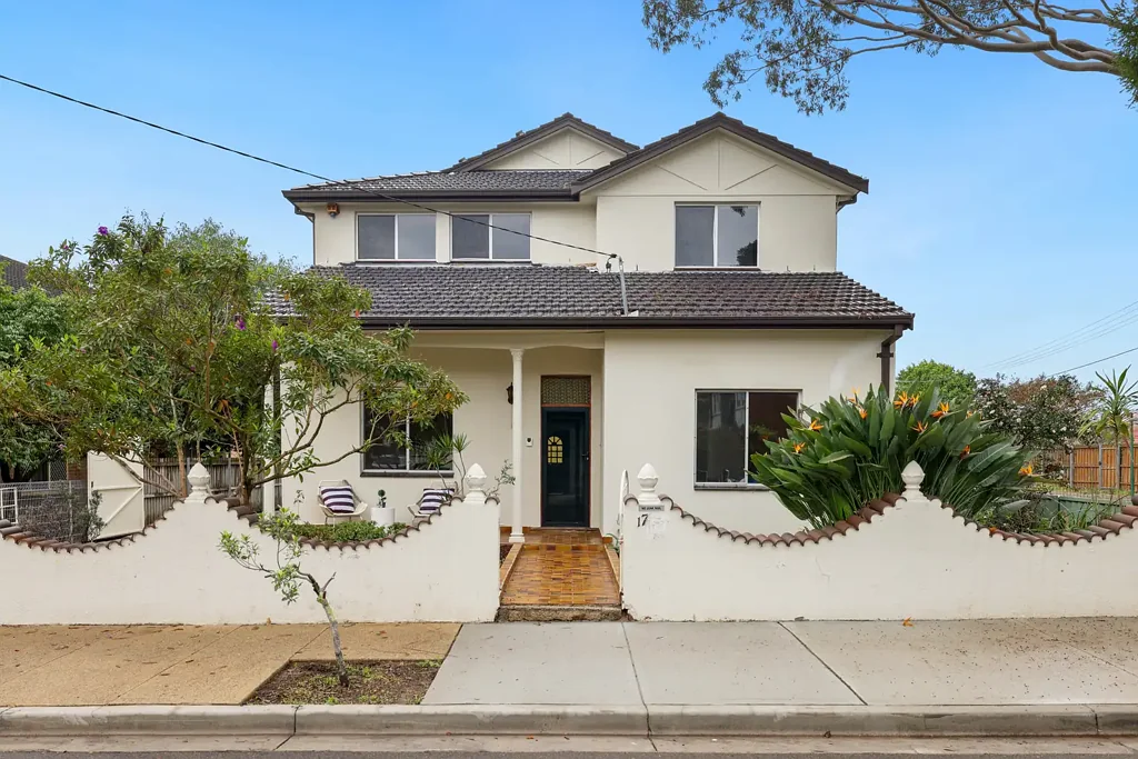 Croydon 6房 宽敞双层住宅 696.8平米地块 六卧三卫 两厨多区 阳光庭院 靠近Croydon站 学校公园 Spacious & Versatile Family Home in a Blue-Chip Location