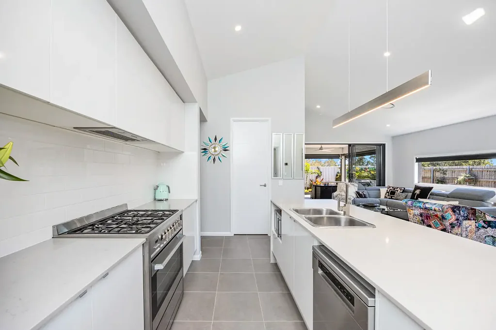 Urraween 4침실 STUNNING!  4 BED X 3 LIVING AREAS X 2 BATH X 2 CAR!  BUILT 2023 BY CORAL HOMES.