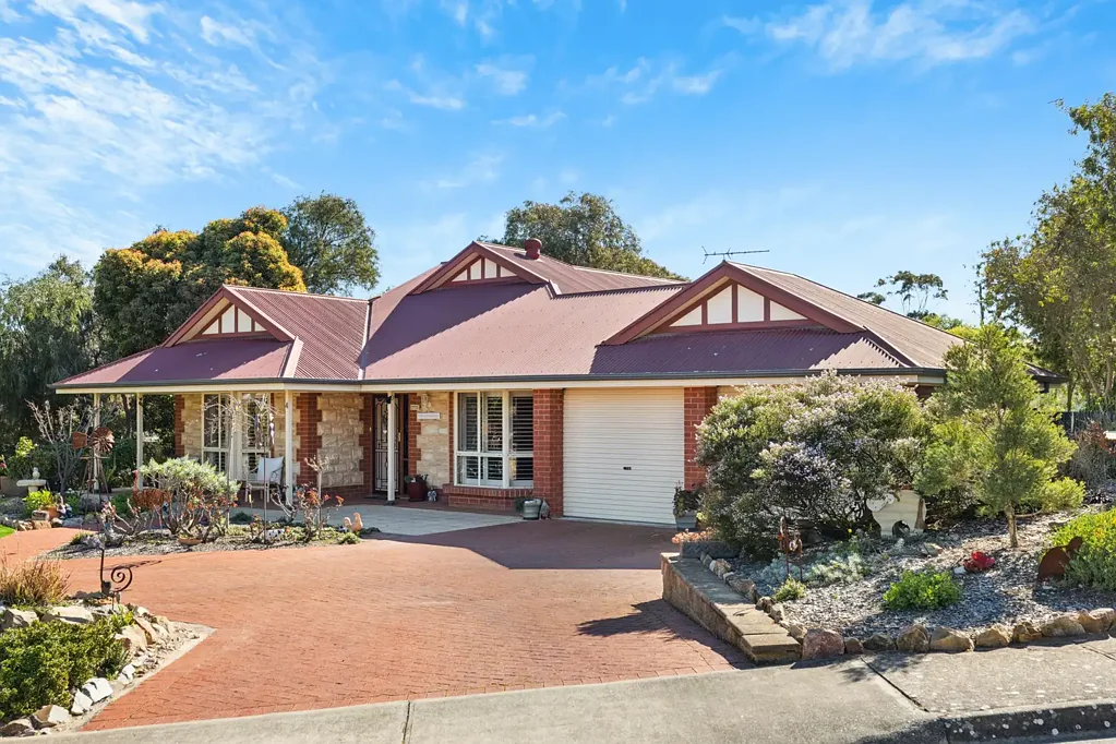 Normanville 4房  Country Charm Meets Coastal Convenience in the Heart of Normanville