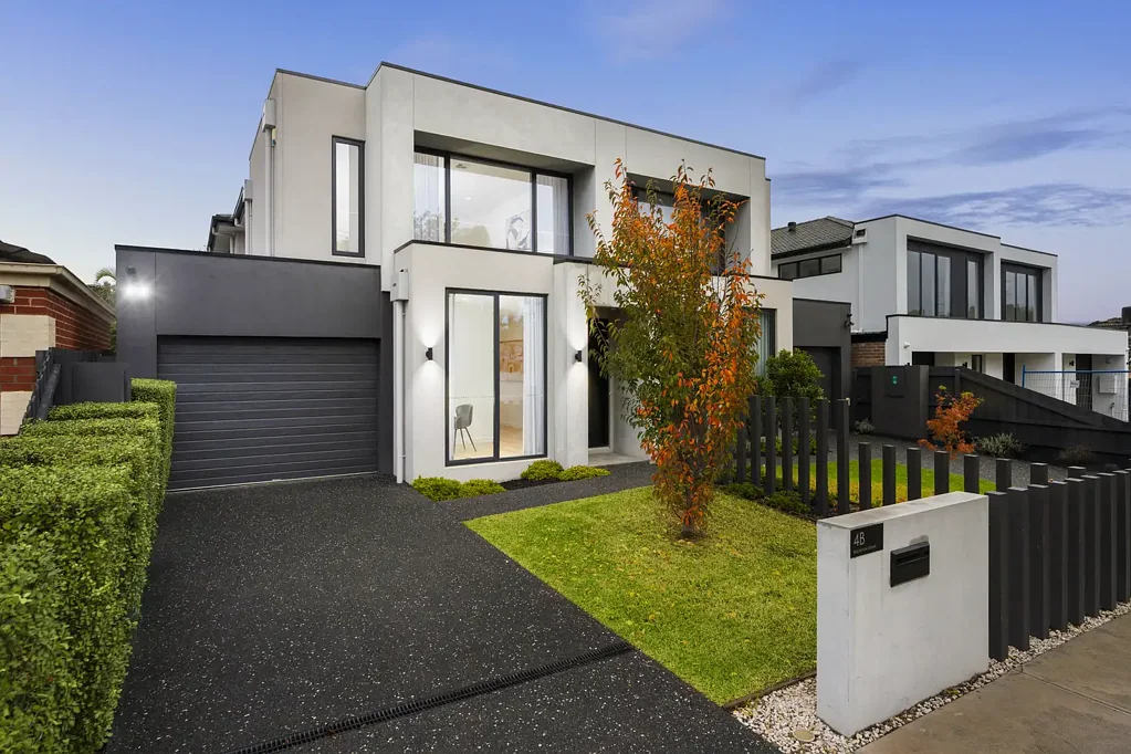 Mckinnon 4ห้องนอน Near-New Luxury Living in the Coveted McKinnon Primary & Secondary Zones