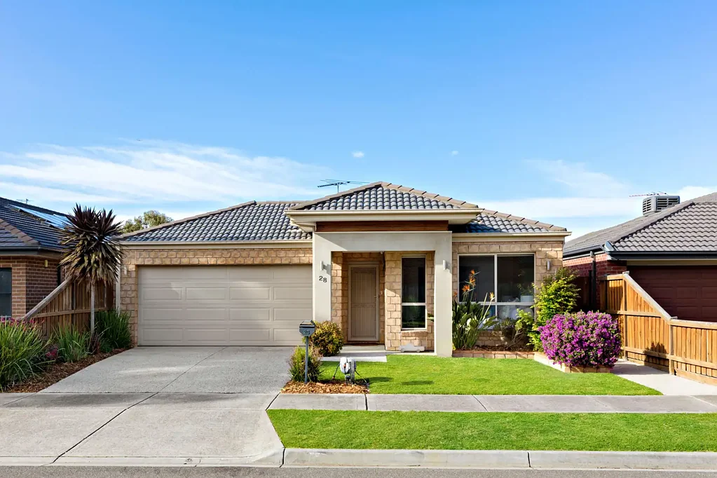 Doreen 3房  Standout Home Awaits with Poolside Perfection