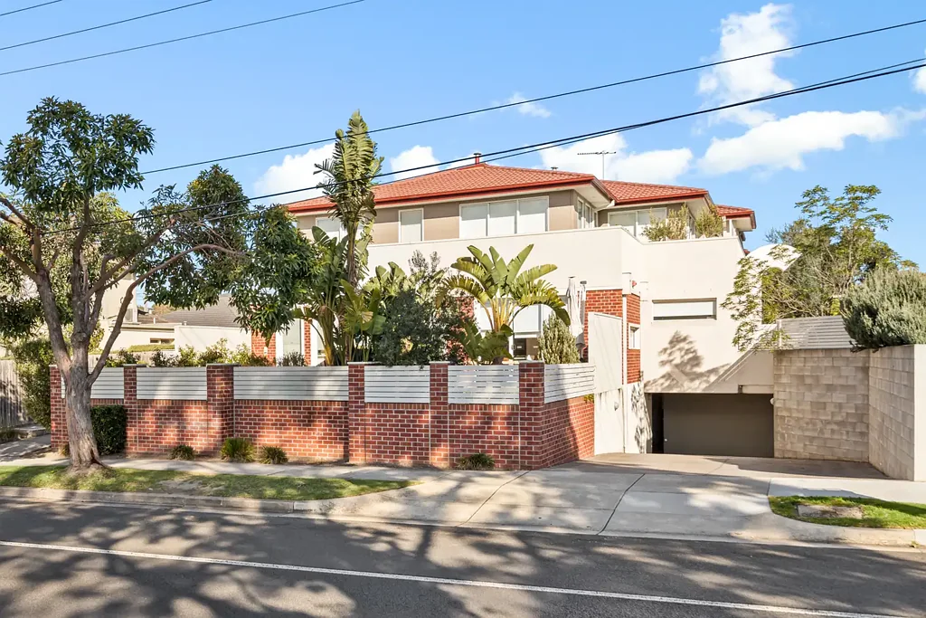 Hampton East 2कमरा Contemporary Bayside Living at Its Finest